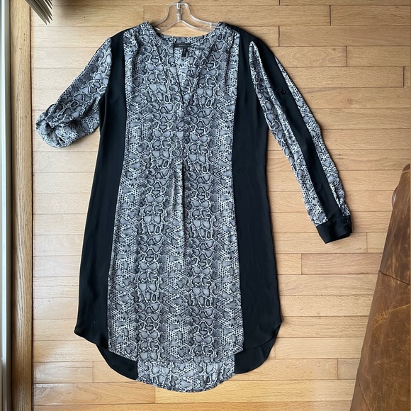 BCBGMaxAzria Dresses & Skirts - BCBGMaxazria Size Small Black and White Snake Skin Reptile Print Shift Dress